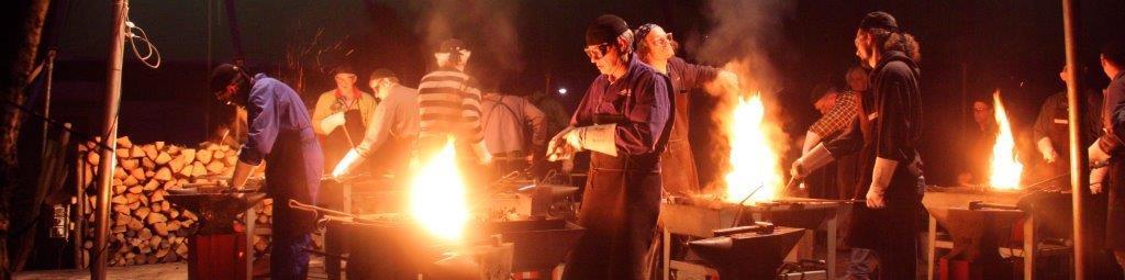 mannen zijn aan het smeden bij het vuur