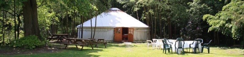 Yurt met stoelen buiten