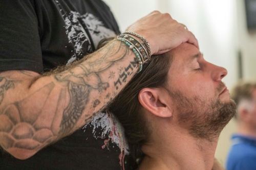 man leunt achterover tegen andere man