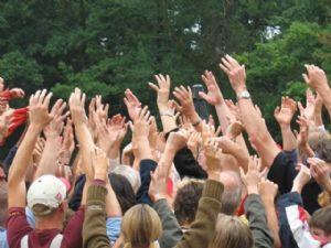 mensen houden hun handen omhoog