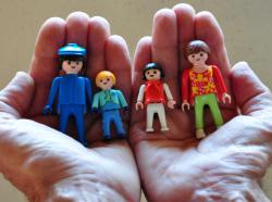 PlayMobil poppetjes in twee handen